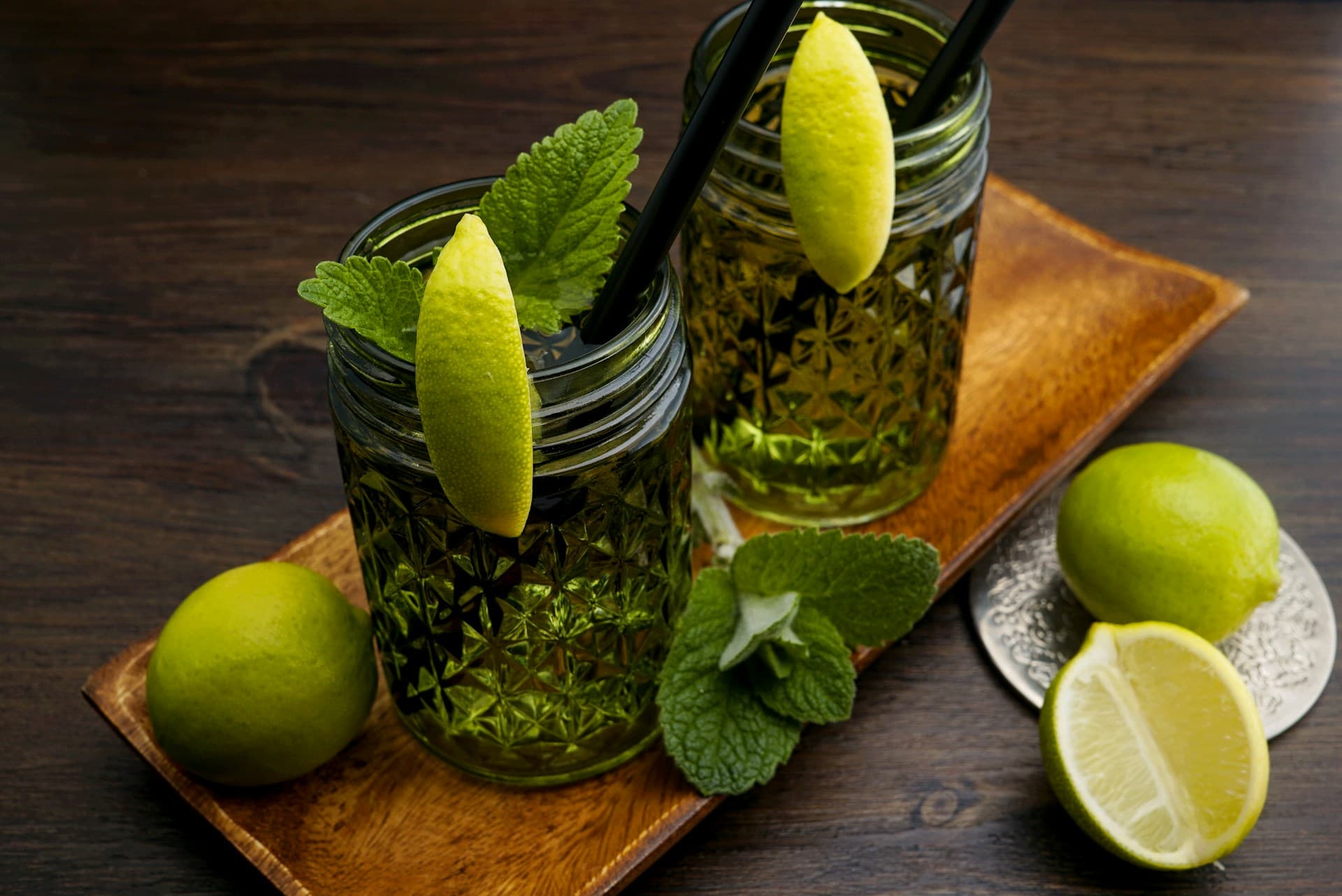 cocktail avec de la menthe et du citron vert
