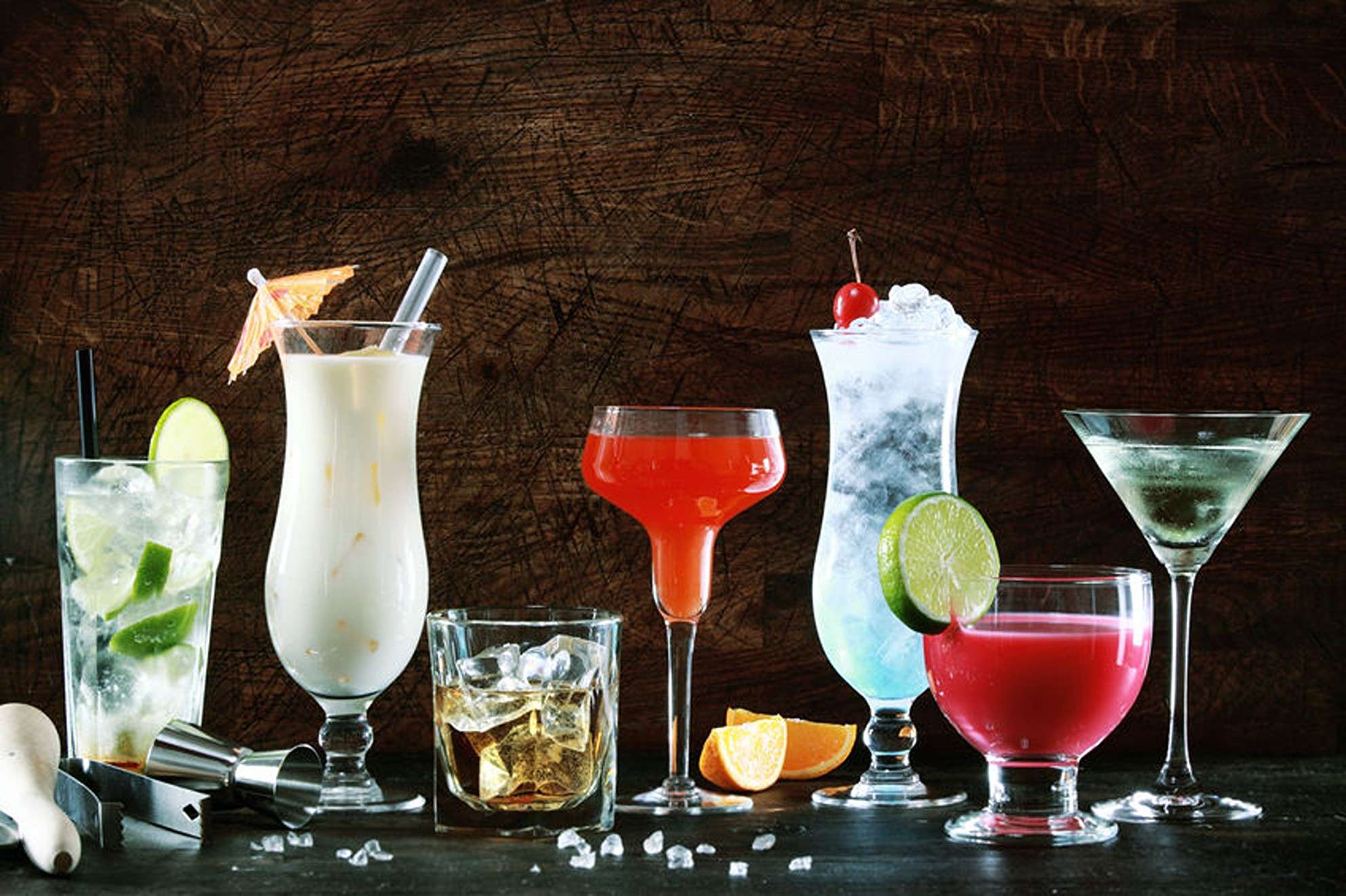 Plusieurs verres de cocktails