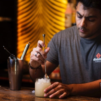 Illustration de l'article Les cuillères à cocktail quels usages peut-on en faire dans un bar ?