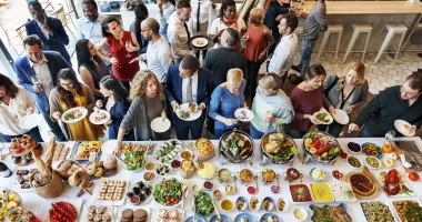 Organiser une soirée d'entreprise : idées de cocktails et buffet à prévoir