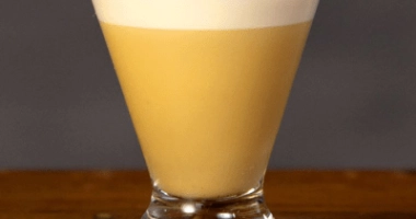 Cocktail brandy flip