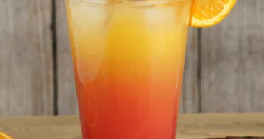 Cocktail amaretto sunrise