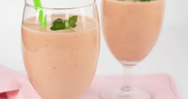 Cocktail banana cantaloupe smoothie