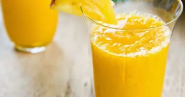 Cocktail pineapple gingerale smoothie