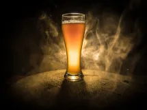 Verre à whisky rempli de cubes de glace avec un liquide ambré.