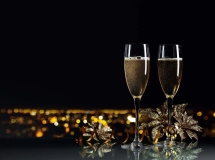 Flûte à champagne remplie d'un cocktail bicolore avec une base dorée pétillante surmontée d'une couche verte.