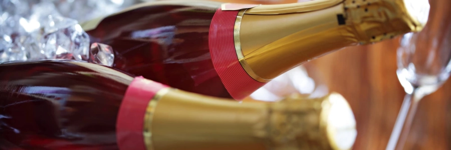 Découvrir le champagne rosé : caractéristiques et marques incontournables