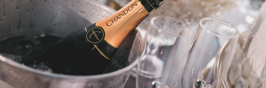 Que doit nécessairement respecter un impeccable service de champagne ?
