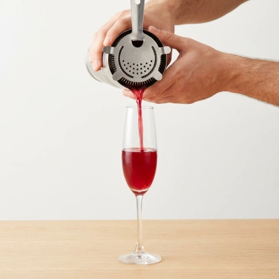 Mélanger le jus de vodka et de canneberge dans un shaker et verser dans un verre