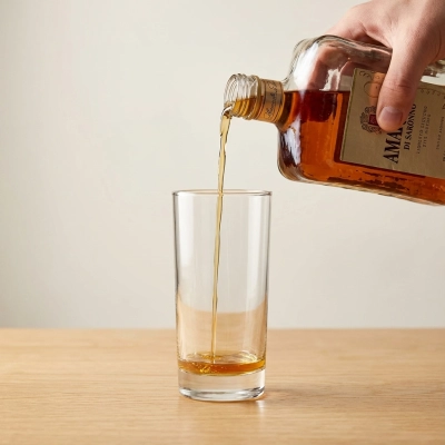 Verser l’amaretto dans le fond du verre