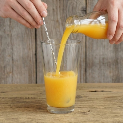 Mélangez l’amaretto et le jus d’orange dans le verre