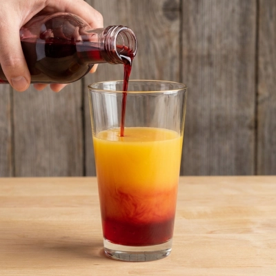 Verser doucement la grenadine jusqu’à ce que vous voyiez le dégradé de couleur se former