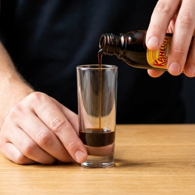 Verser le kahlua dans le fond du shooter