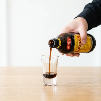 Versez Kahlua, presque en remplissant le verre à liqueur