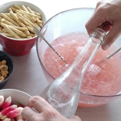 Illustration de l'étape 2 de la recette du Cosmopolitain pour 10 personnes