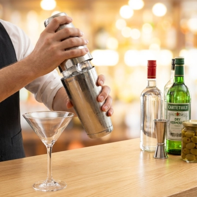 Verser la vodka, le vermouth sec et la saumure d’olive dans un shaker avec une poignée de glace et bien agiter