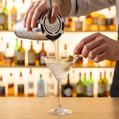 Verser le contenu du shaker dans le verre et ajouter l’olive
