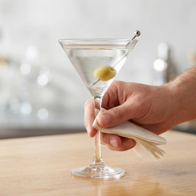Un Martini sale contient une touche de saumure d’olive ou de jus d’olive et est généralement garni d’une olive.