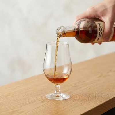Versez le Picon dans le fond d’un verre à bière