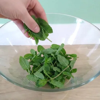Illustration de l'étape 1 de la recette du Mojito Punch pour 10 personnes