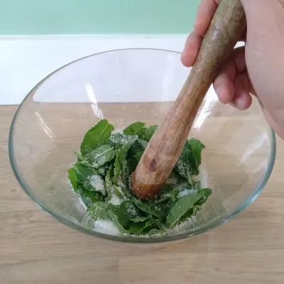 Illustration de l'étape 3 de la recette du Mojito Punch pour 10 personnes