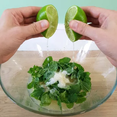 Illustration de l'étape 4 de la recette du Mojito Punch pour 10 personnes