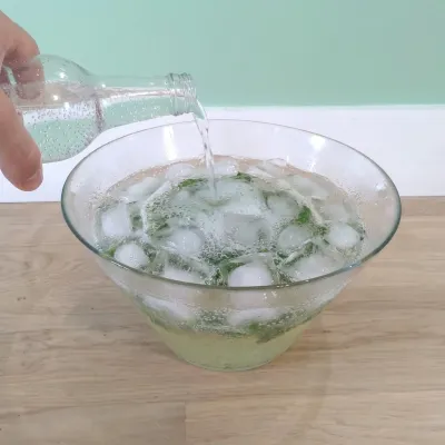 Illustration de l'étape 6 de la recette du Mojito Punch pour 10 personnes