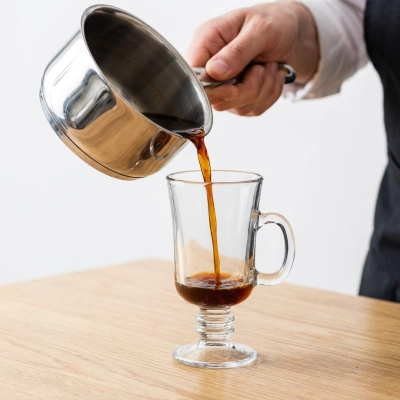 Faire chauffer, sans faire bouillir le café, le whisky et le sucre