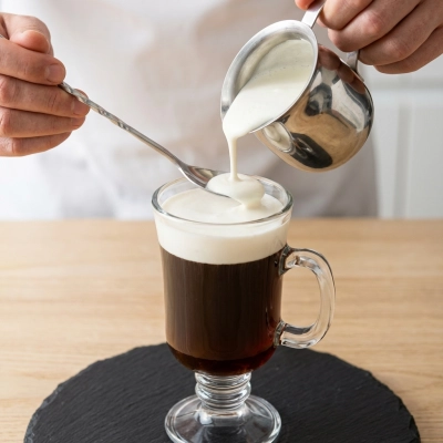 Verser dans le verre et couvrir de crème