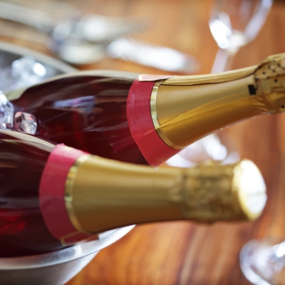 Découvrir le champagne rosé : caractéristiques et marques incontournables