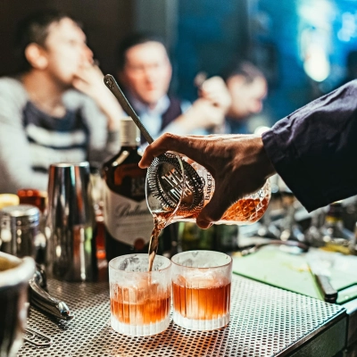 Ingrédients essentiels pour un bar à cocktails maison