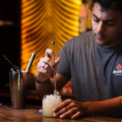 Les cuillères à cocktail quels usages peut-on en faire dans un bar ?
